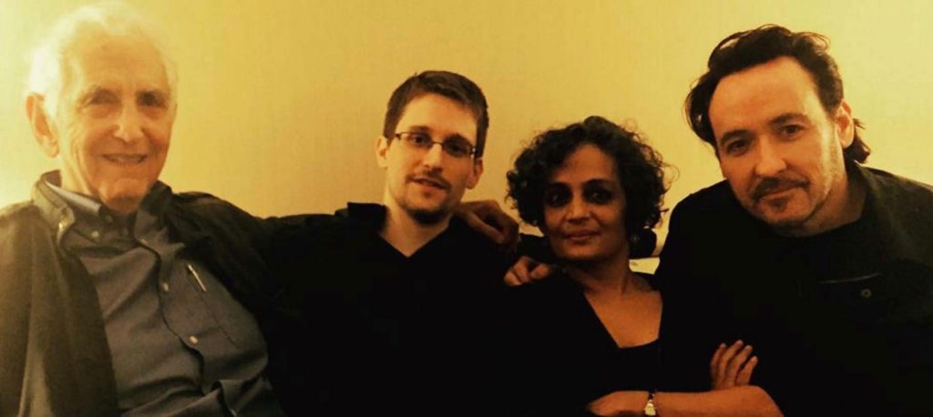 La reunió secreta d’Edward Snowden, Arundhati Roy, Daniel Ellsberg i John Cusack
